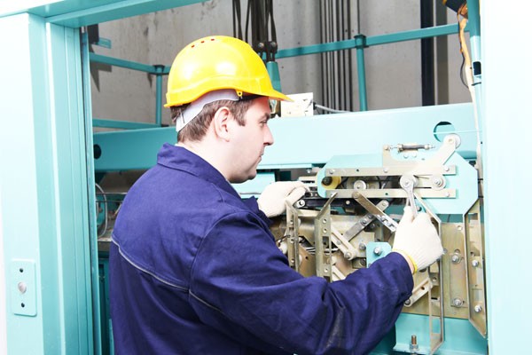 Curso-Instalación-y-Mantenimiento-de-Ascensores-y-Otros-Equipos-Fijos-de-Elevación-y-Transporte.-Online-Certificado-de-Profesionalidad-600x400